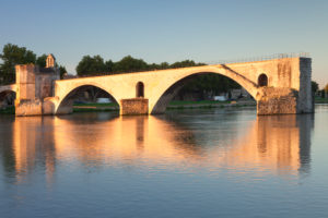 Brücke St.Benezet über die Rhone bei Sonnenaufgang, UNESCO Weltkulturerbe, Avignon, Provence, Provence-Alpes-Cote d'Azur, Südfrankreich, Frankreich Brücke St.Benezet über die Rhone bei Sonnenaufgang, UNESCO Weltkulturerbe, Avignon, Provence, Provence-Alpes-Cote d'Azur, Südfrankreich, Frankreich